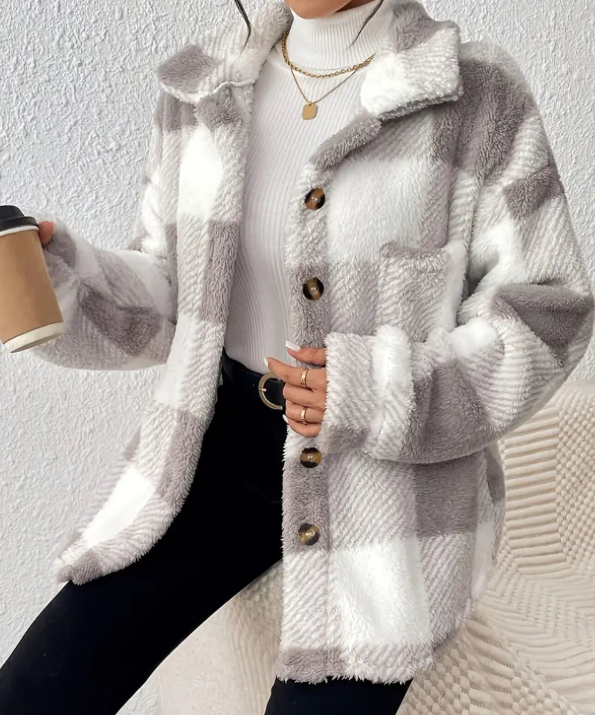 Vrouwen Elegante Geruite Nepbontjas met Knopen – Gezellige Herfst/Winter Casual Bovenkleding, Beige en Wit Ruitpatroon, Lange Mouw, Knoopsluiting, Ideaal voor Casual Outfits, Wintervest, Dameskleding, Gabane voor Vrouwen, Herfst Damespak